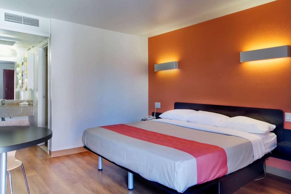 King Room - Non-Smoking room - Image 2
