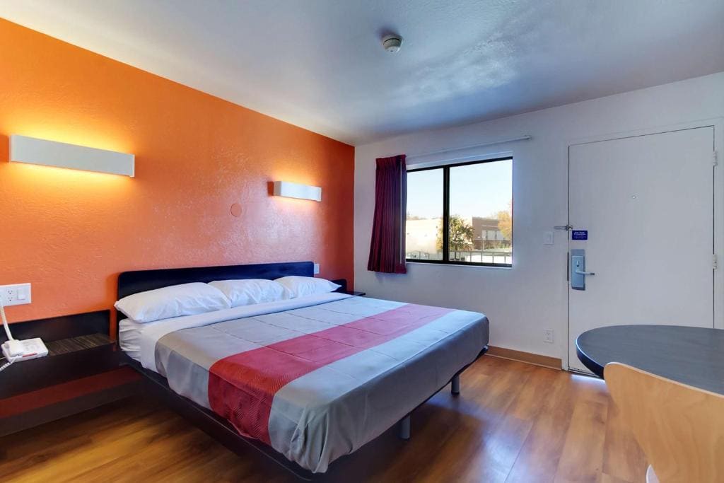 King Room - Non-Smoking room - Image 3