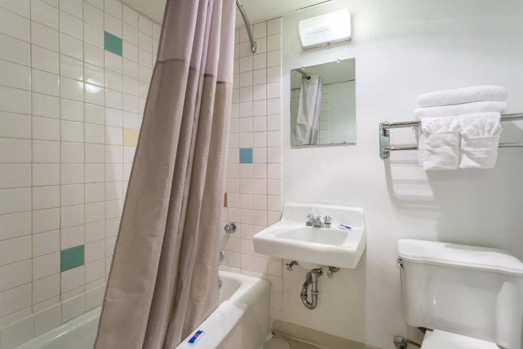 Queen Room with Two Queen Beds - Non-Smoking room - Image 1