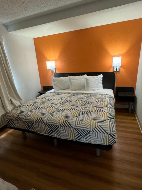 Deluxe Queen Room - Non-Smoking room - Image 2