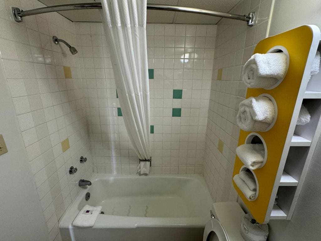 Queen Room - Non-Smoking room - Image 3