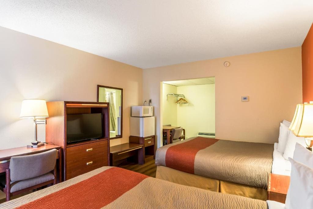 Deluxe Queen Room with Two Queen Beds - Non-Smoking room - Image 2