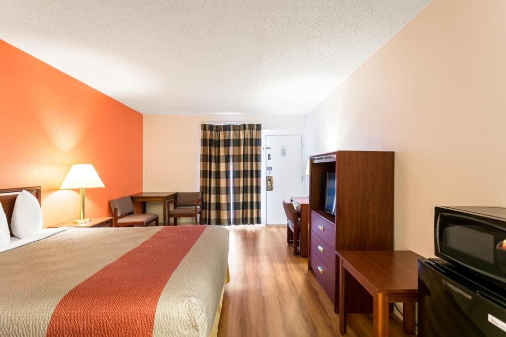 Deluxe Queen Room - Non-Smoking room - Image 3