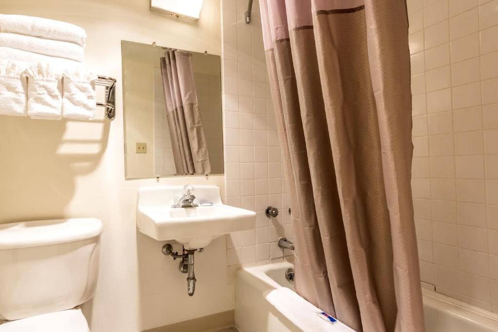 Queen Room - Non-Smoking room - Image 2
