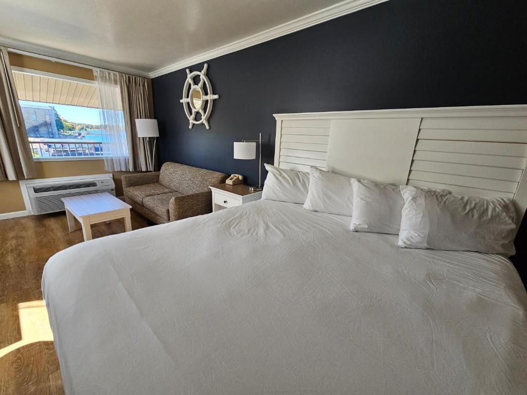Deluxe Double Room with Balcony room - Image 2