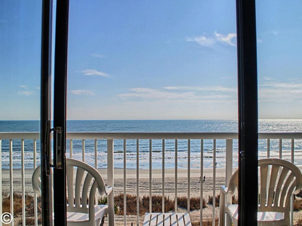 Oceanfront Queen Room with Two Queen Beds and Kitchenette room - Image 1