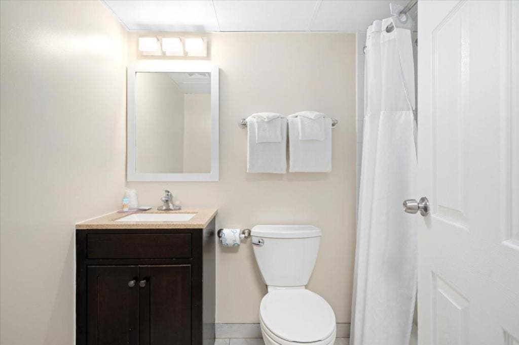 Atrium Hotel Room W/Kitchenette room - Image 3