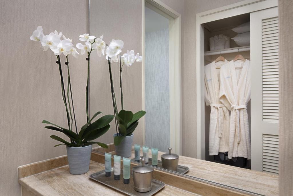 Resort Studio 2 Queens room - Image 1