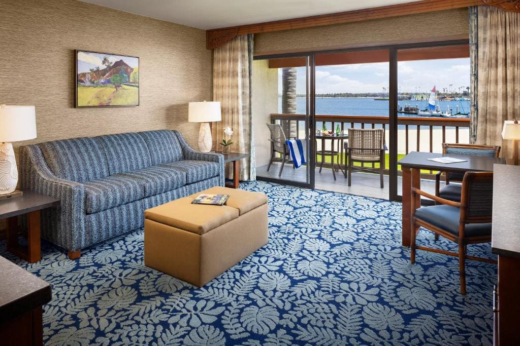 Beachfront Suite w/Balcony 1 King room - Image 1