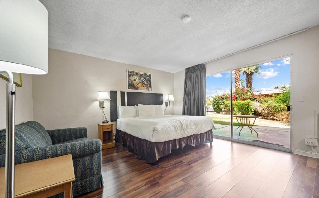 Double Room with Two Double Beds - Non-Smoking room - Image 2