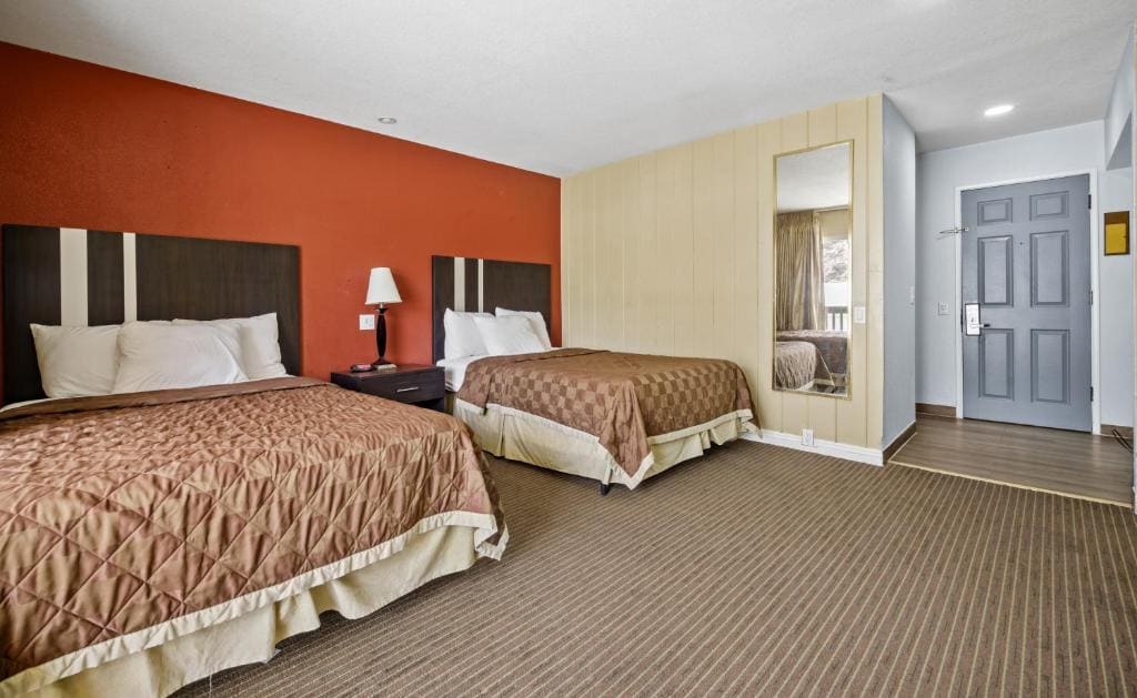 Queen Room with Two Queen Beds - Non-Smoking room - Image 1