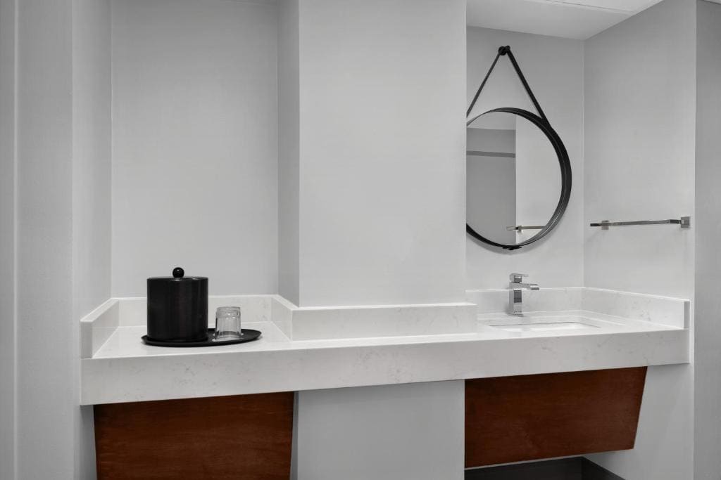 One-Bedroom King Suite - Disability Access/Non-Smoking room - Image 3