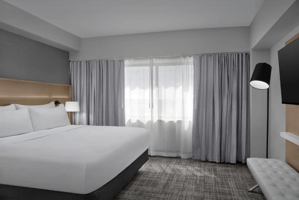 One-Bedroom King Suite - Disability Access/Non-Smoking room - Image 1