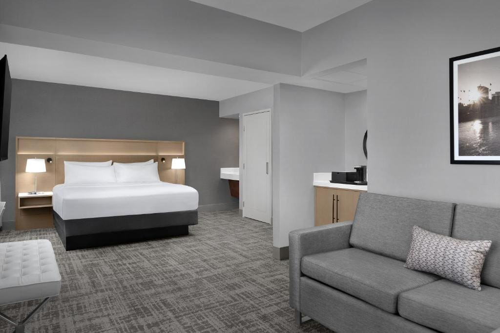 King Suite - Accessible/Non-Smoking room - Image 2