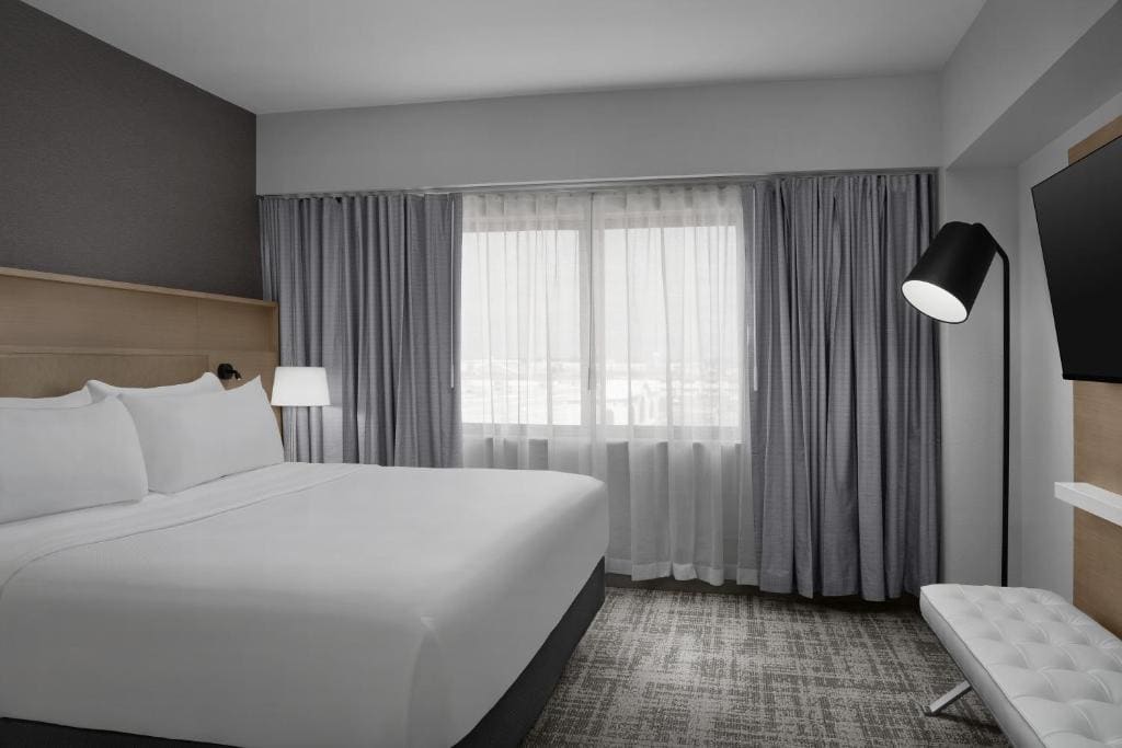 One-Bedroom King Suite with Sofa Bed - Non-Smoking room - Image 2