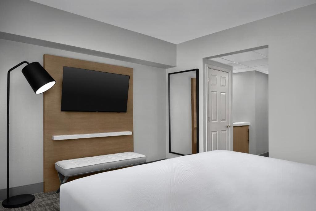 One-Bedroom King Suite with Sofa Bed - Non-Smoking room - Image 3