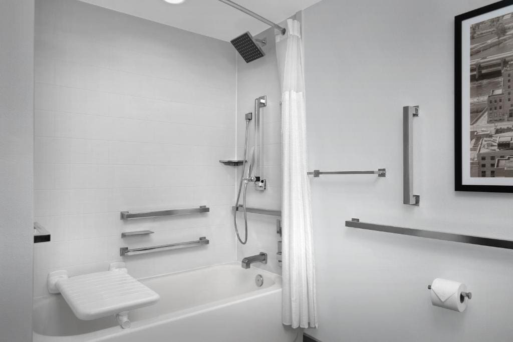 Quadruple Room - Disability Access/Non Smoking room - Image 3