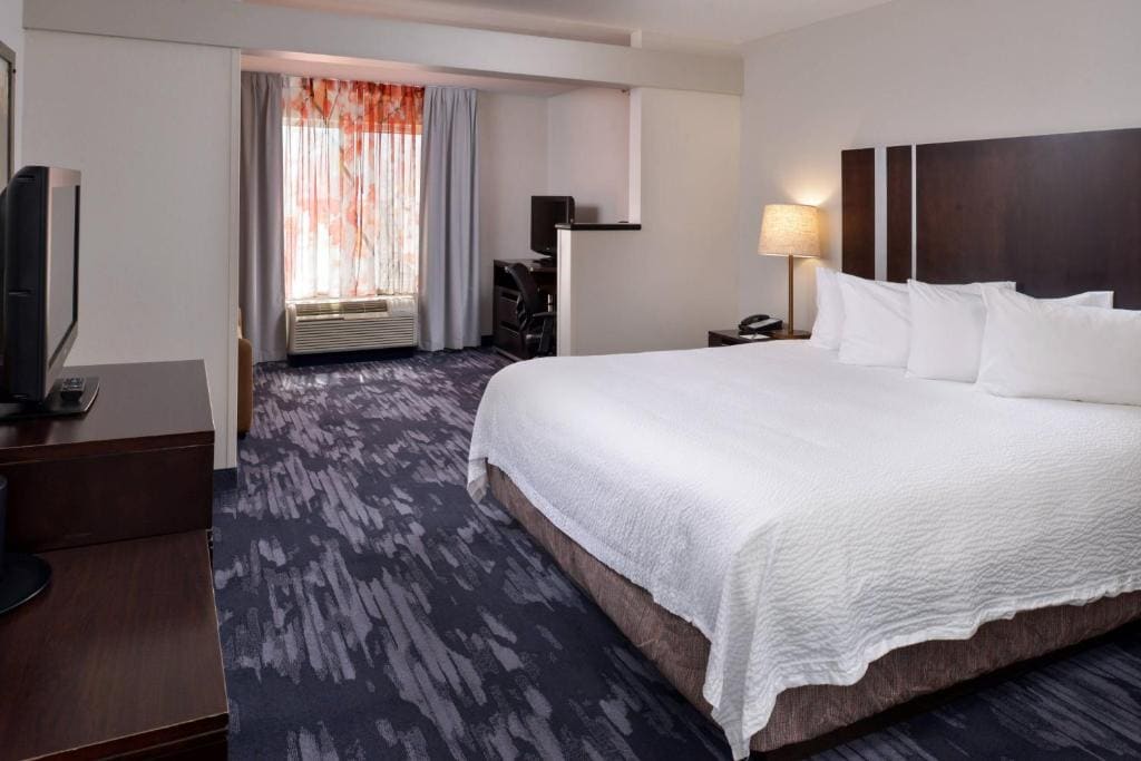 Executive One-Bedroom King Suite with Sofa Bed room - Image 2