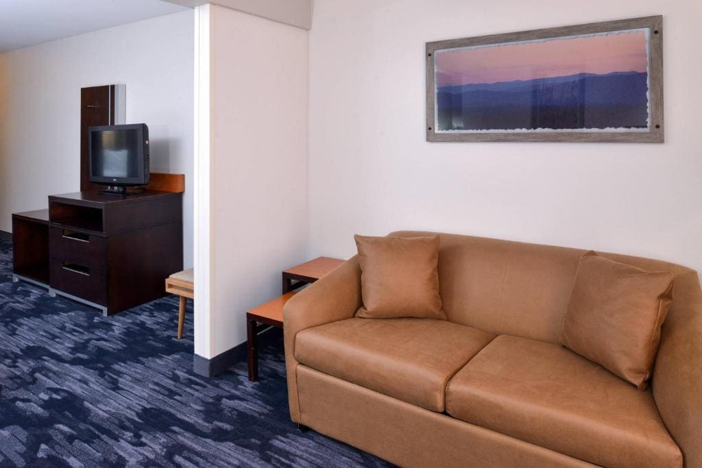Executive One-Bedroom King Suite with Sofa Bed room - Image 3