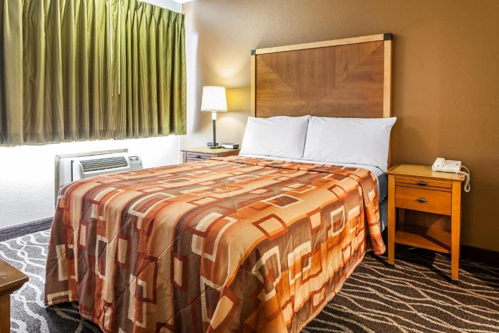 Superior King Room with Lake View - Non-Smoking room - Image 2