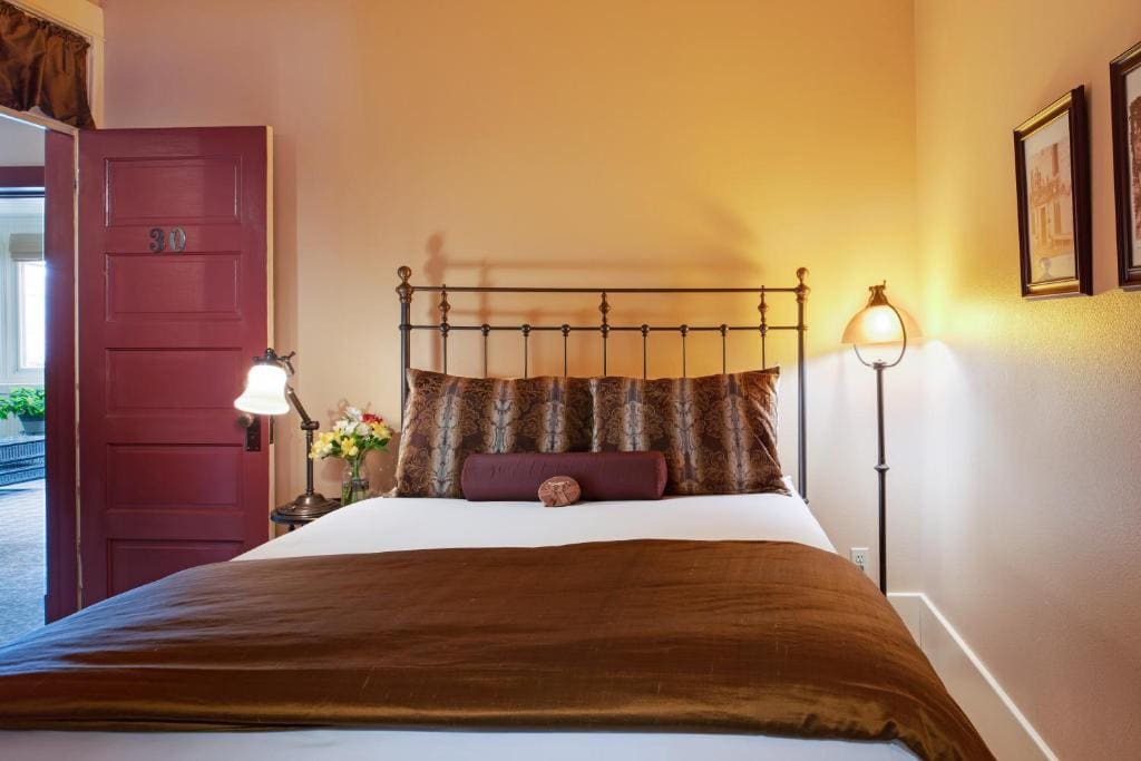 Queen Suite room - Image 2