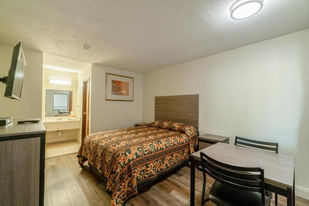 Queen Bed Non-Smoking room - Image 2