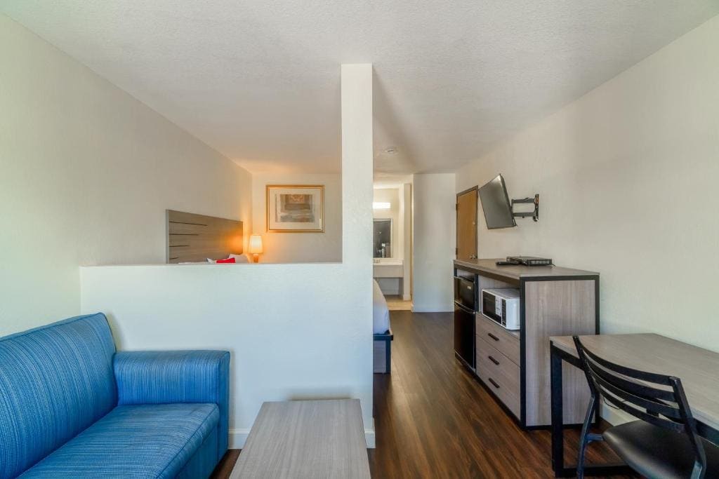 One-Bedroom Suite room - Image 3