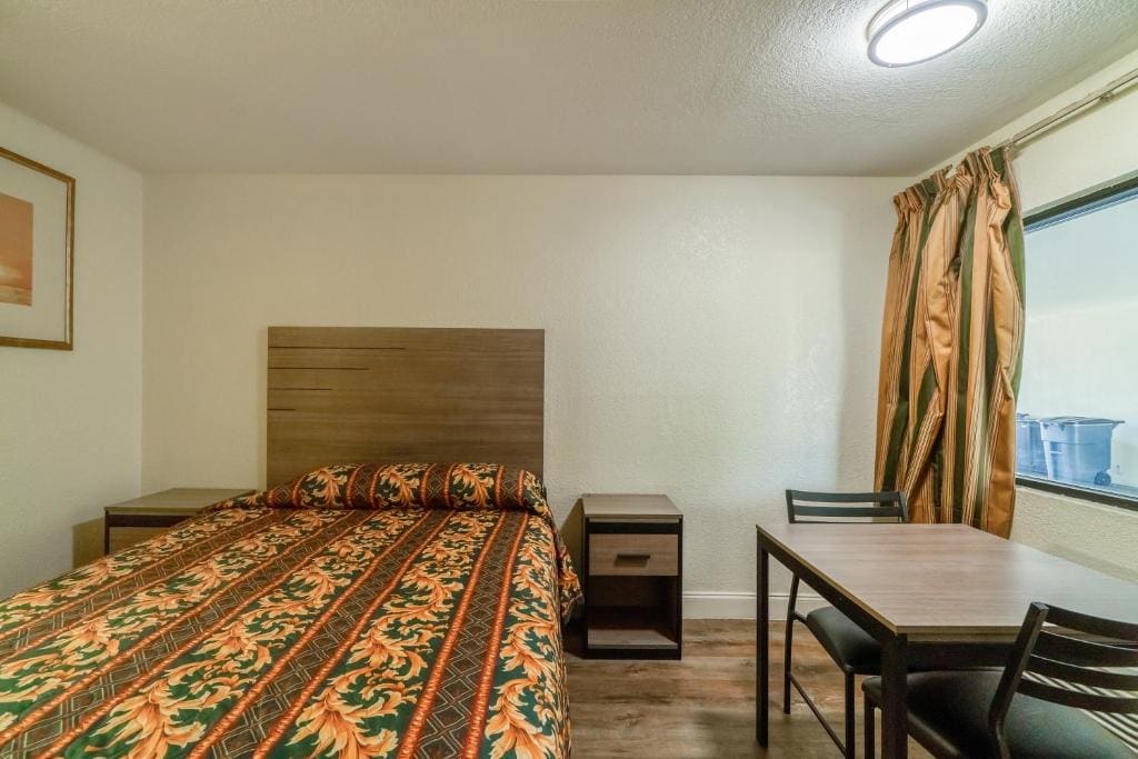 Queen Bed Non-Smoking room - Image 3