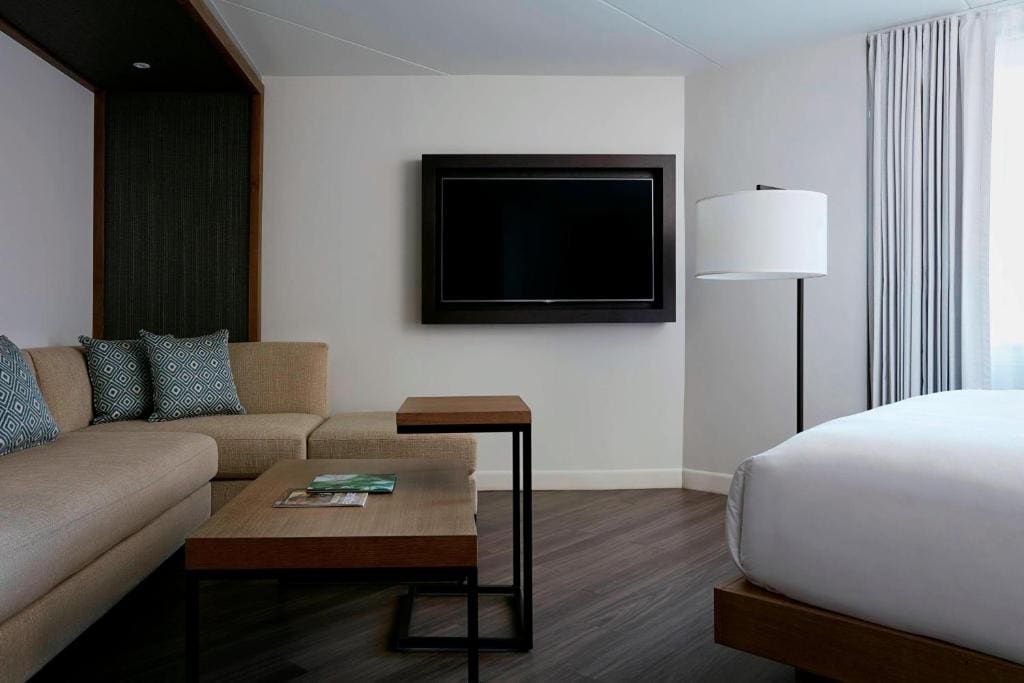 Corner King, Larger Guest room, 1 King, Corner room room - Image 1
