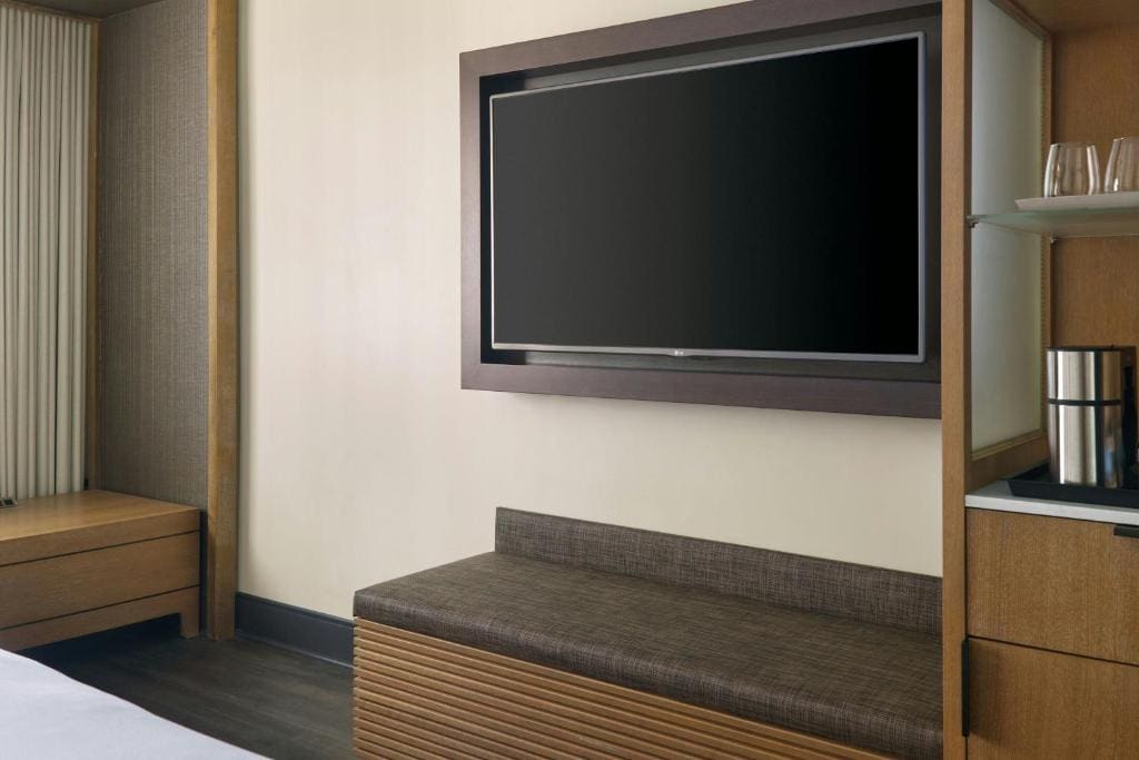 Corner King, Larger Guest room, 1 King, Corner room room - Image 2