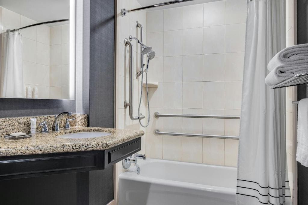 King Room with Roll-in Shower - Mobility and Hearing Accessible room - Image 1