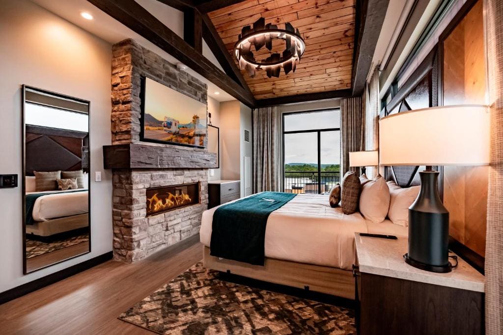 Executive King Suite with Roll-in Shower - Mobility and Hearing Accessible/Non-Smoking room - Image 1