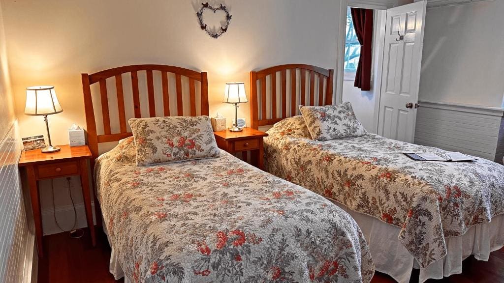Standard Twin Room room - Image 1