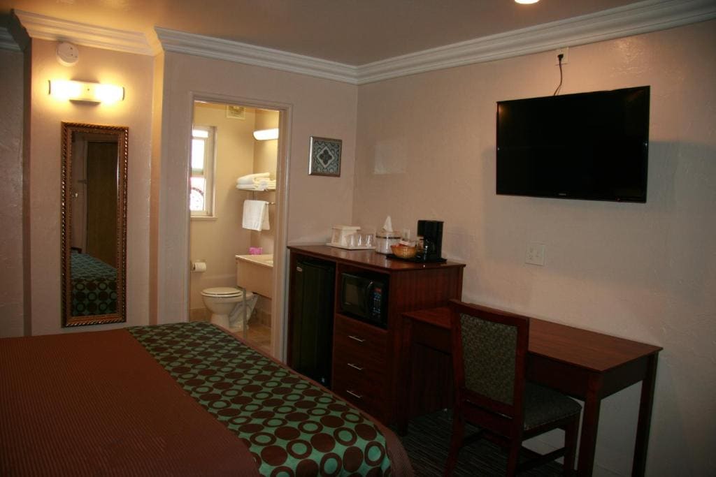 Queen Room - Non-Smoking room - Image 2