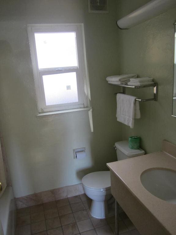 Queen Room - Non-Smoking room - Image 1