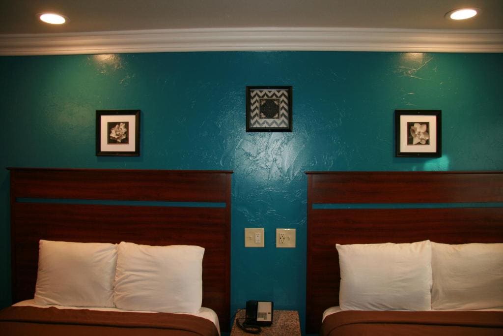 Double Room with Two Double Beds room - Image 2