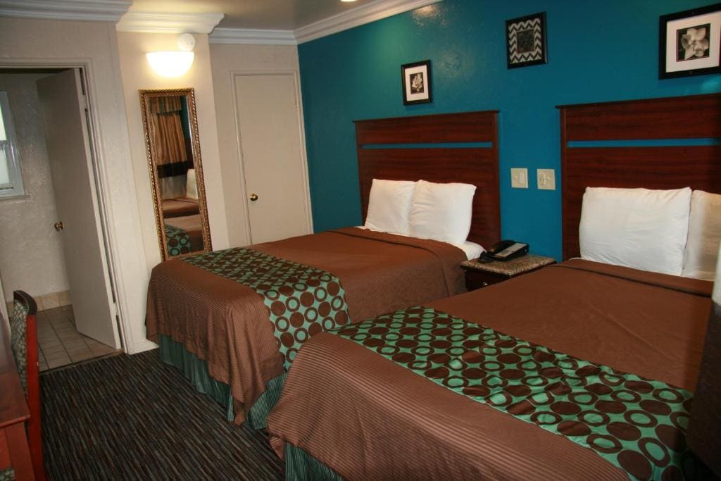 Double Room with Two Double Beds room - Image 3