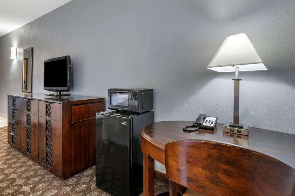 Standard Queen Room with Two Queen Beds - Non-Smoking room - Image 2