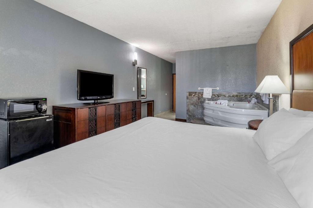 Standard King Room - Non-Smoking room - Image 3