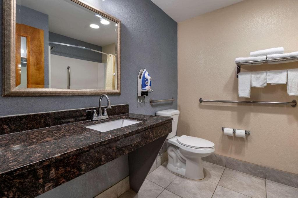 Queen Room - Accessible/Non-Smoking room - Image 1