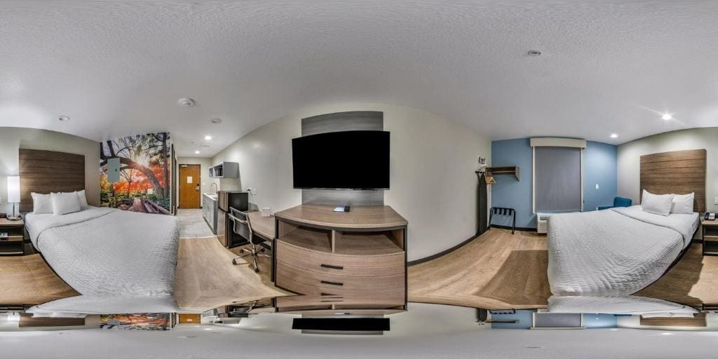 Efficiency Quadruple Room with Two Queen Beds - Non Smoking/Interior Corridor room - Image 2