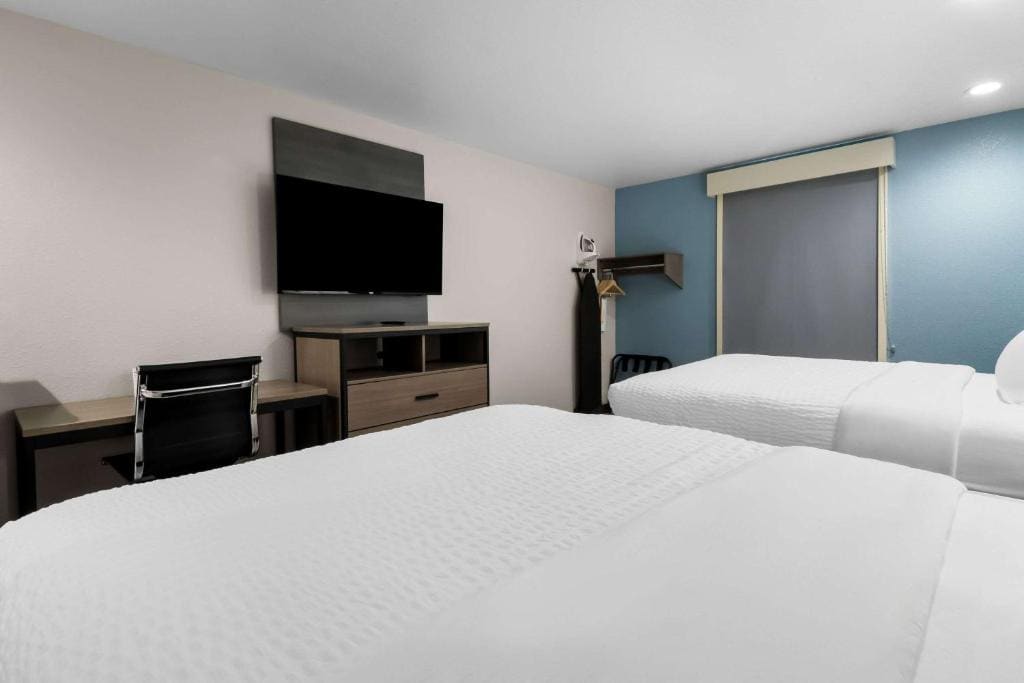 Quadruple Room with Two Queen Beds - Non Smoking/Interior Corridor room - Image 2