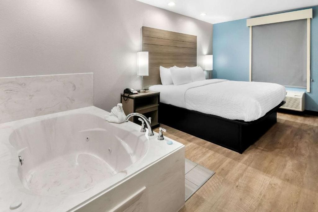 King Room with Jacuzzi - Non Smoking/Interior Hall room - Image 2