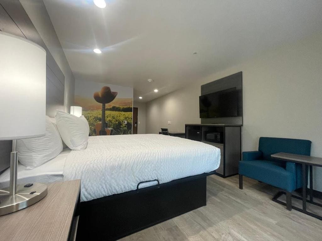 King Room - Non Smoking/Interior Hall room - Image 3