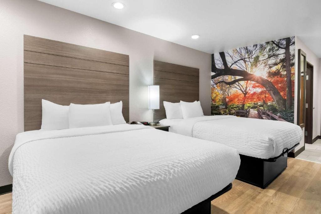 Quadruple Room with Two Queen Beds - Disability Access/Non Smoking/Interior Corridor room - Image 1