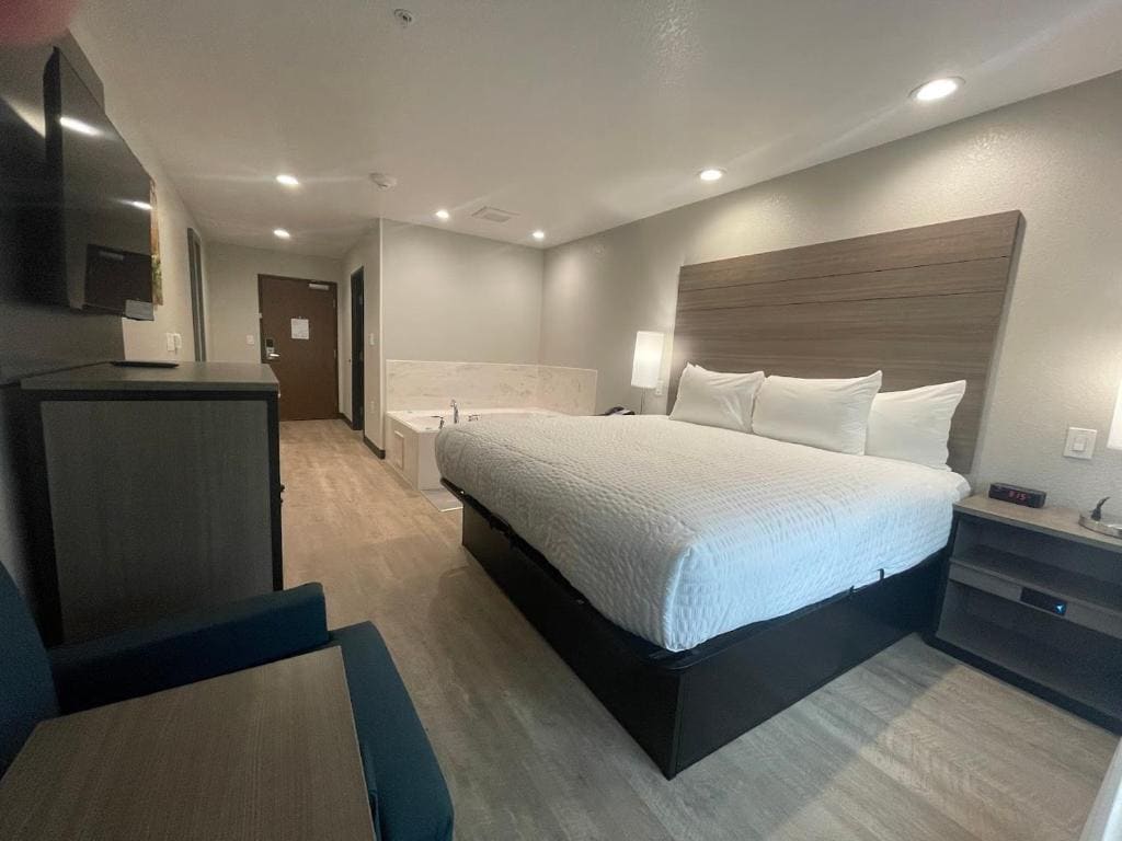 King Room with Jacuzzi - Non Smoking/Interior Hall room - Image 1