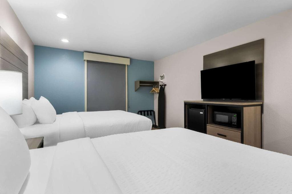 Quadruple Room with Two Queen Beds - Disability Access/Non Smoking/Interior Corridor room - Image 3