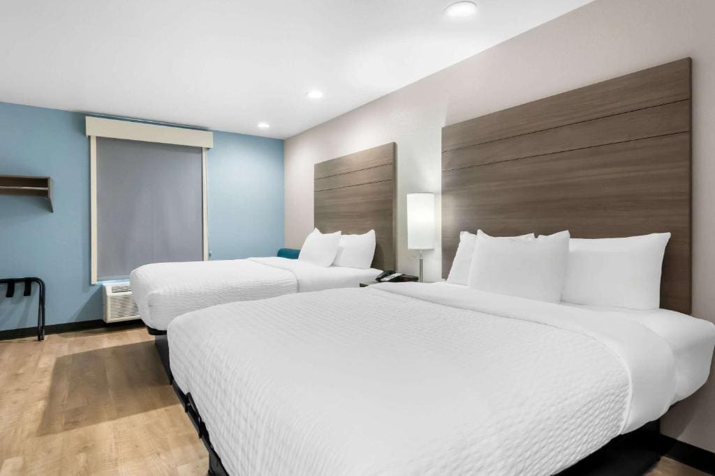 Quadruple Room with Two Queen Beds - Disability Access/Non Smoking/Interior Corridor room - Image 2
