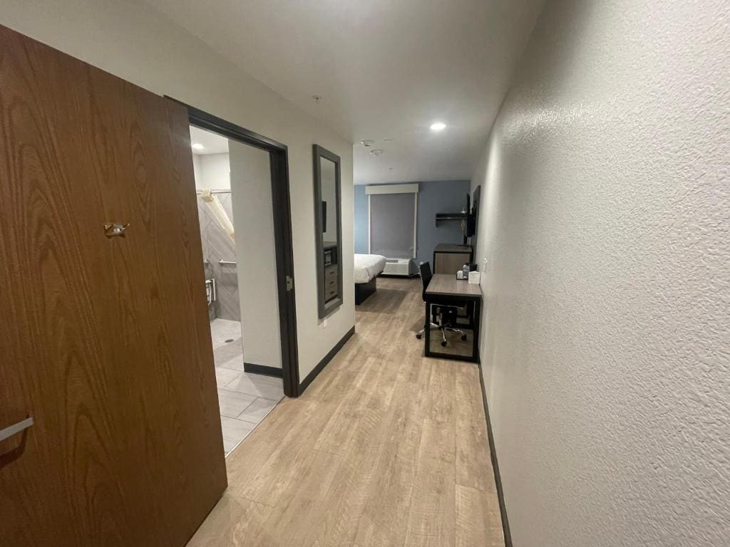 Queen Room with Roll-In Shower - Disability Access/Non Smoking/Interior Corridor room - Image 2