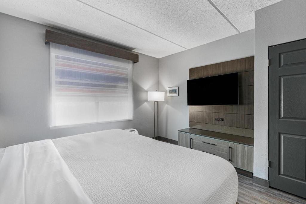 Two-Bedrooms King Suite room - Image 2